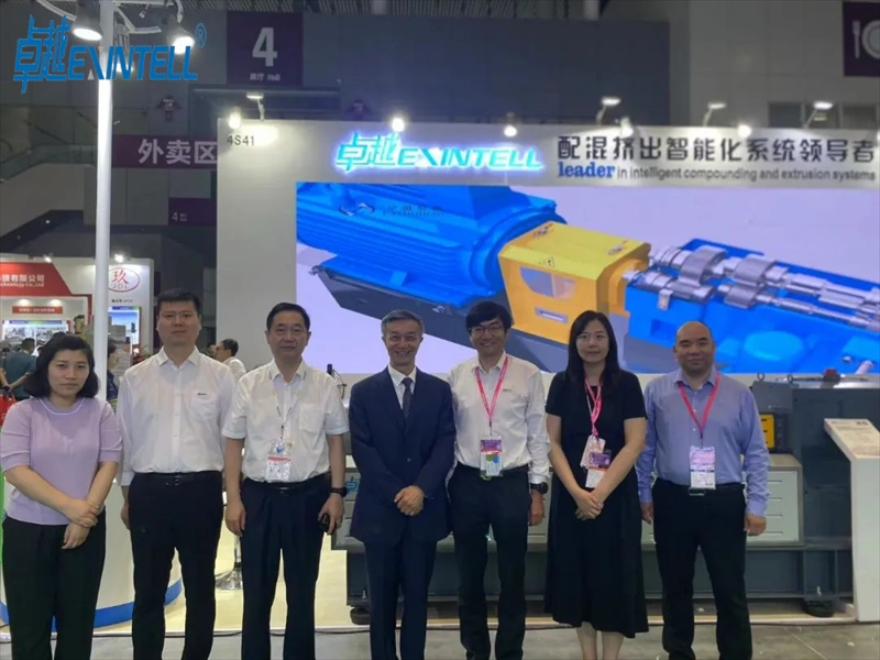 How Custom Plastic Extrusion Works and Where It Is Used