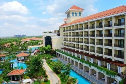 Business professionals in a B2B trade meeting discussing industrial equipment procurement