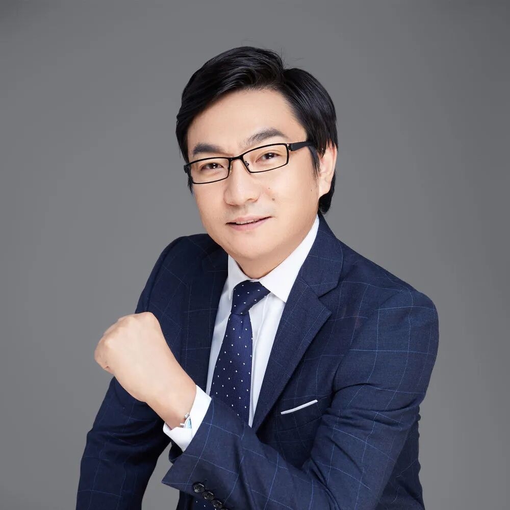 Close-up of aluminum extrusion profiles and industrial metal components used in custom manufacturing