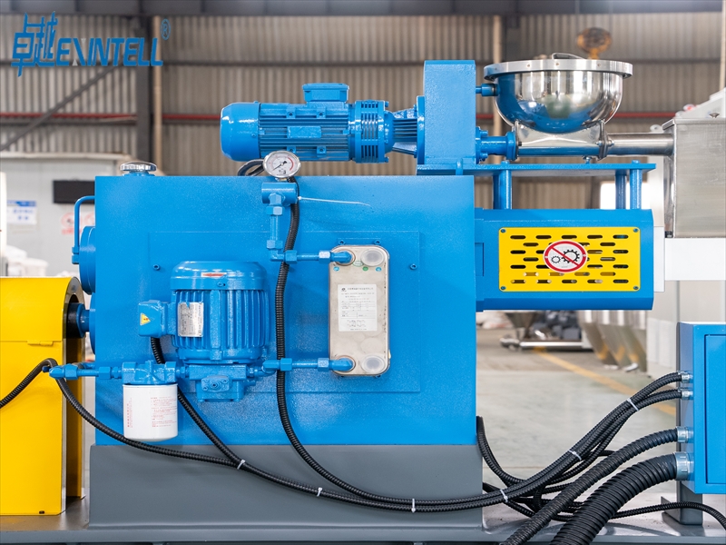 Plastic Extrusion Machine Guide for Choosing the Right Type