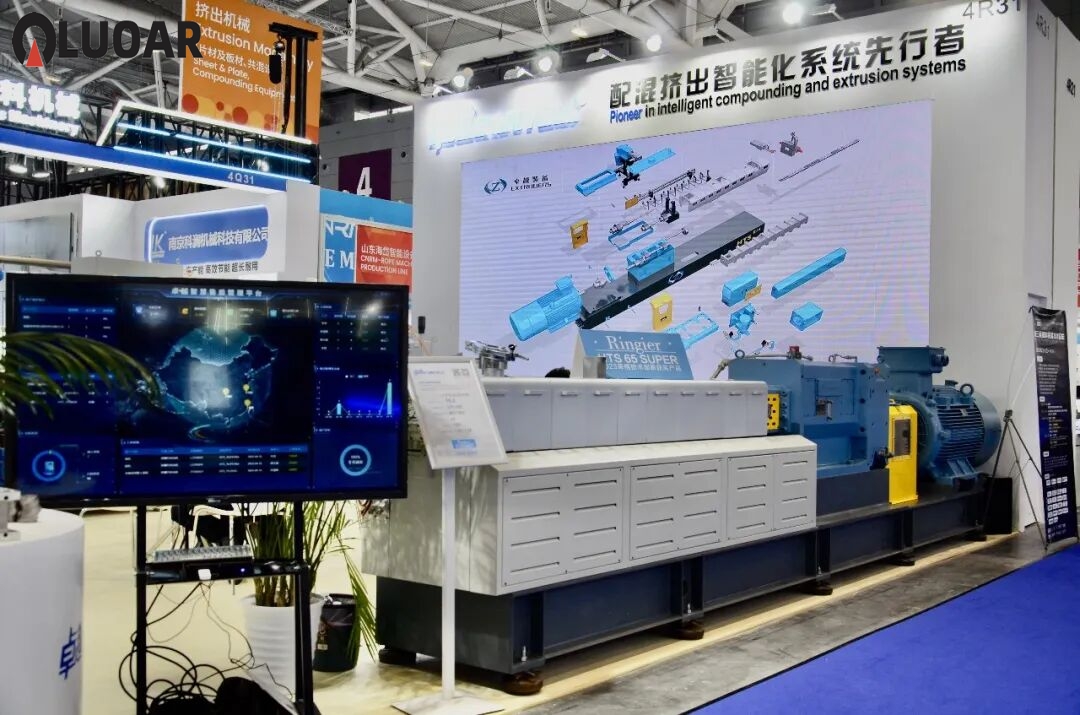 International trade exhibition hall with industrial machinery displays and B2B buyers at a manufacturing expo