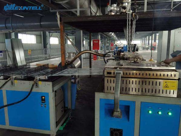 Melt filtration screen changer removing contaminants from a plastic recycling extruder line