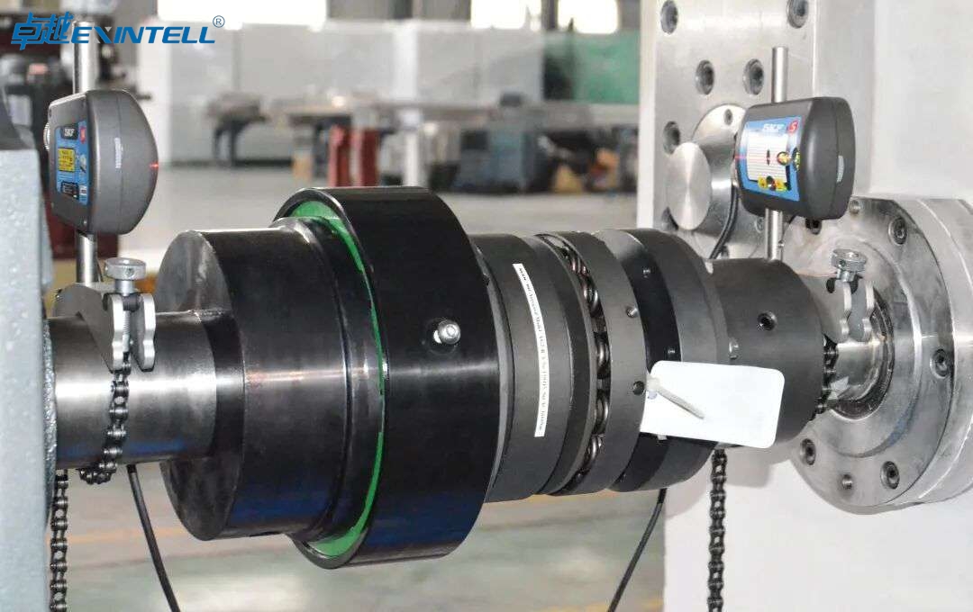 Cutaway of melt flow through a heated die plate into a water-filled cutting chamber with rotating knife hub